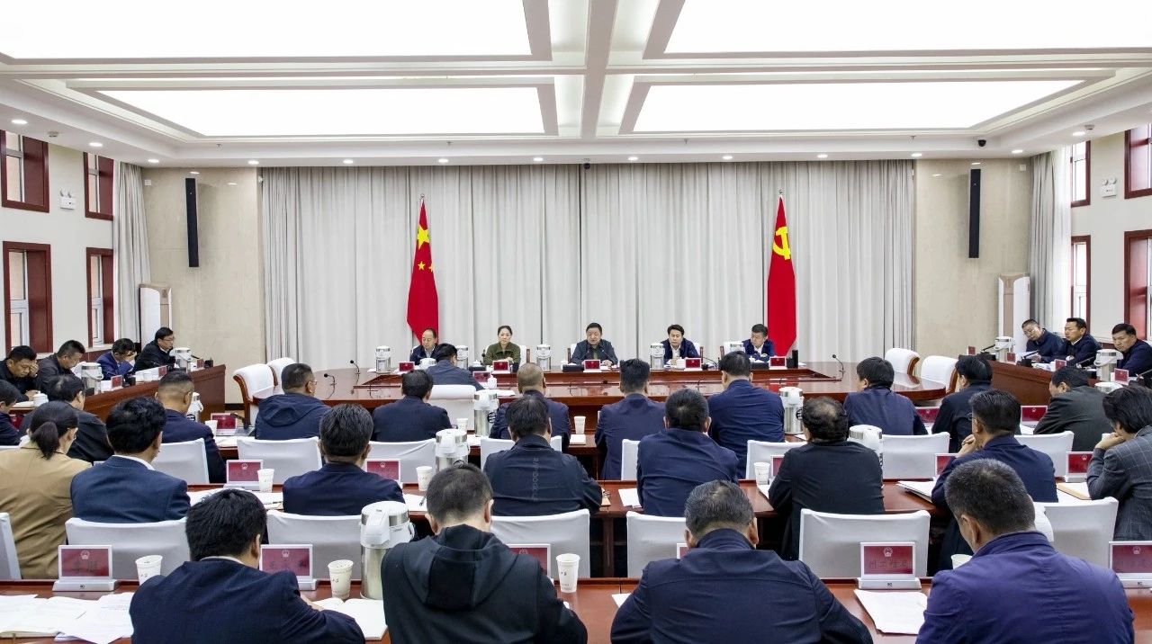 杨武主持召开州政府党组理论学习中心组深入 贯彻中央八项规定精神学习教育专题学习会议