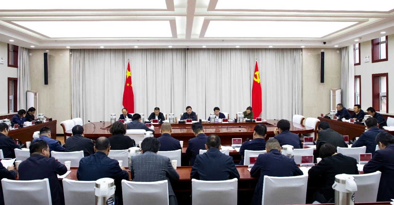 2025年度州政府与州总工会联席会议召开 杨武主持并讲话